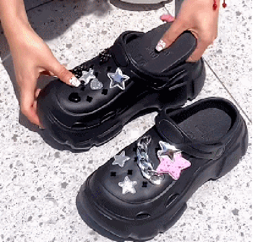 Để mẫu dép phù hợp với người dùng, những nhà thiết kế sáng tạo khiến chúng trở nên phong cách hơn. Thay vì phần cao gót xấu xí như khi mới ra mắt, kiểu dép này được thiết kế theo phong cách đế xuồng dày hoặc móng guốc.