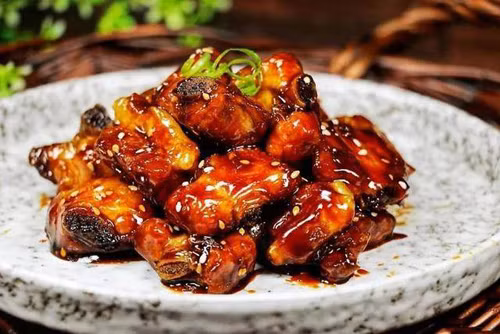  "3 ngọt" hại gan: Đồ chua ngọt. Những món như sườn xào chua ngọt, thịt lợn sốt chua ngọt, cánh gà chua ngọt,... rất đưa cơm, thường được nấu trong bữa ăn gia đình. Vậy nhưng, thịt chế biến kiểu này thường giàu chất béo, nhiều muối và đường. Ăn quá nhiều không chỉ gây tăng cân mà còn tăng nguy cơ mắc các bệnh như huyết áp cao, mỡ máu cao, đường huyết cao.