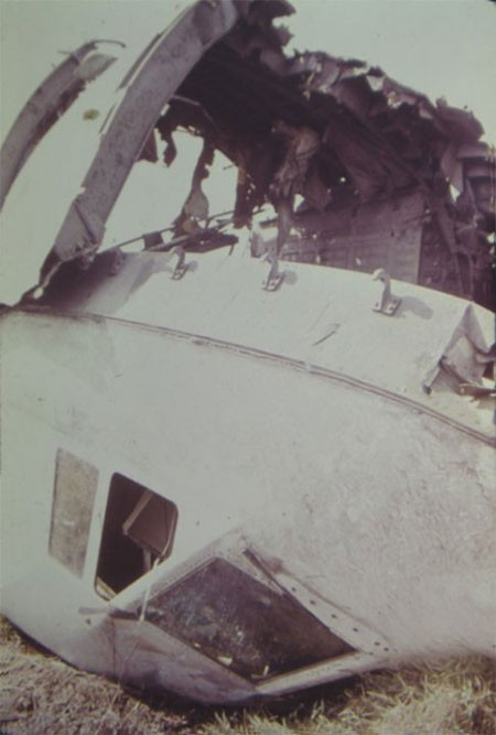 Cú va đập mạnh khi C5A rơi xuống đất khiến buồng lái văng khỏi thân máy bay. Khi máy bay lên độ cao 7.000 m, cửa đuôi bung ra khiến áp suất trong khoang giảm nhanh chóng. Nhiều sự cố kỹ thuật khác xảy ra ngay sau đó. Các phi công cố gắng điều khiển máy bay trở lại sân bay Tân Sơn Nhất để hạ cánh khẩn cấp. Nhưng phi cơ hư hỏng nặng nên nó rơi xuống. Ảnh: Flickr.