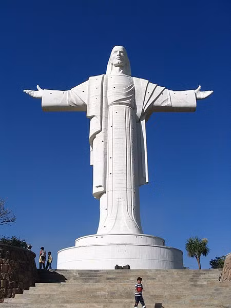 Tượng Cristo de la Concordia, Bolivia: Tác phẩm này nằm trên đỉnh đồi San Pedro, thành phố Cochabamba có tổng chiều cao lên tới 40,44 m.
