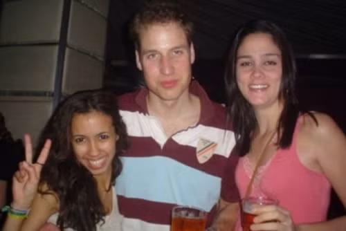 Năm 2007, Hoàng tử William cười tười xuất hiện trong một bức ảnh chụp cùng với Ana Ferreira và một người bạn của cô ở Bournemouth, Anh. Ảnh: Daily Mail.