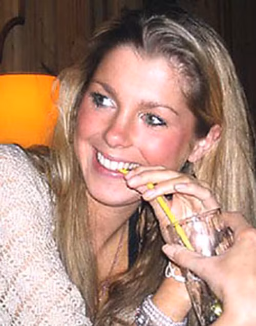 Ngay trước khi chia tay bạn gái Kate Middleton vào năm 2007, Hoàng tử William từng bị bắt gặp ôm ấp Tess Shepherd trên sàn khiêu vũ. Tuy nhiên, 4 năm sau đó, Hoàng tử William đã tổ chức đám cưới với Kate Middleton. Còn Tess, cô chỉ “nổi tiếng” trong 15 phút khi làm "người tình thoáng qua" của Hoàng tử William. Ảnh: Daily Mail.