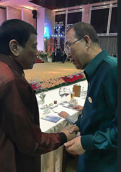 Ông Duterte bắt tay Tổng thư ký Liên Hợp Quốc Ban Ki Moon tại bữa tiệc buổi tối trong khuôn khổ Hội nghị Thượng đỉnh ASEAN ở Lào. Nhà lãnh đạo Philippines cũng từng có những lời lẽ xúc phạm ông Ban Ki Moon.