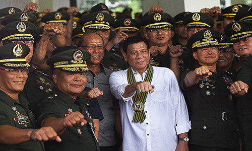 Tổng thống Rodrigo Duterte (trung tâm) trong một chuyến thăm tới các doanh trại quân đội và cảnh sát.