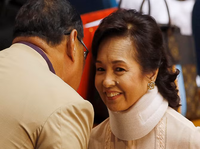 Cựu Tổng thống Philippines Gloria Macapagal-Arroyo tham dự buổi phát biểu thường niên của Tổng thống Duterte trong một phiên họp của quốc hội sau 4 năm bà bị bắt trong bệnh viện. Được biết, một trong những cam kết của ông Duterte hồi tranh cử là phóng thích bà Arroyo.