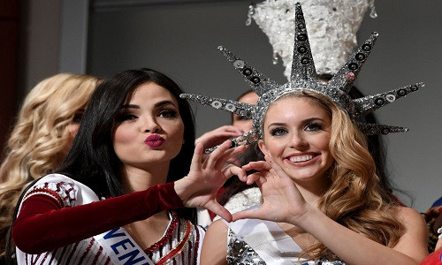 Đại diện đến từ Venezuela, Jessica Duarte, và người đẹp đến từ Mỹ Kaitryana Leinbach tham dự cuộc thi hoa hậu quốc tế Miss International Beauty Pageant ở Tokyo, Nhật Bản.