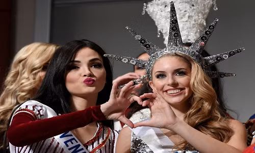 Đại diện đến từ Venezuela, Jessica Duarte, và người đẹp đến từ Mỹ Kaitryana Leinbach tham dự cuộc thi hoa hậu quốc tế Miss International Beauty Pageant ở Tokyo, Nhật Bản.