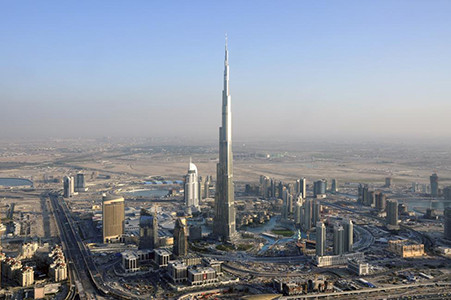 Tòa nhà chọc trời Burj Khalifa ở thành phố Dubai thuộc Các Tiểu vương quốc Ả-rập Thống nhất (UAE) là tòa nhà cao nhất thế giới hiện nay, với chiều cao lên tới 829 mét.