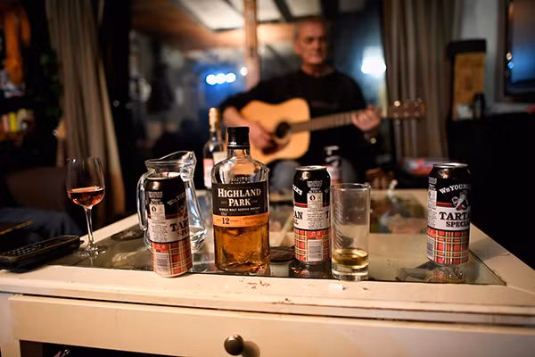 Davie Wilson chơi ghi-ta trong buổi tụ tập cùng mọi người ở Foula hôm 2/10.