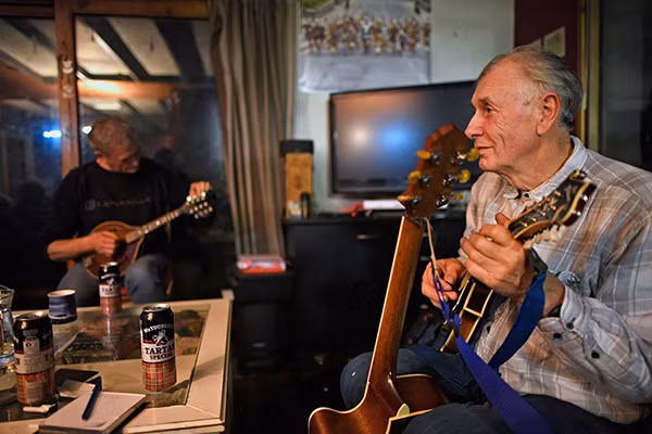 Những cư dân trên đảo Foula, trong đó có Jim Grear, Stuart Taylor, Penny Grear, Sheila Grear và Davie Wilson, tụ họp vào buổi tối muộn ngày 2/10/2016.