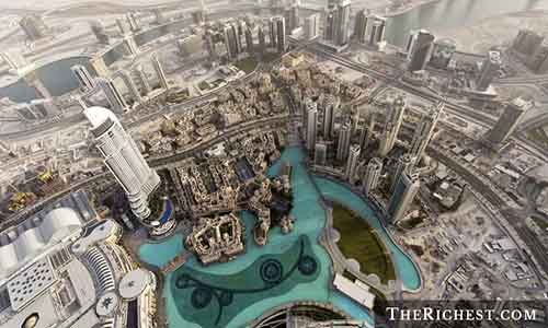 Với chiều cao 828 mét, Burj Khalifa ở Dubai là tòa nhà chọc trời cao nhất thế giới. Tòa nhà này chính là một trong những điểm thu hút du khách đến với Dubai. Đứng trên tòa tháp Burj Khalifa, du khách sẽ có cơ hội ngắm nhìn toàn cảnh thành phố.