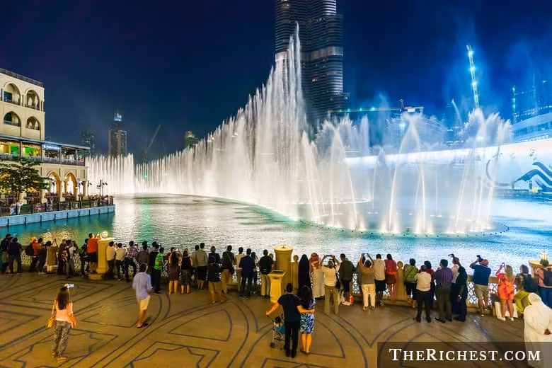 Tham gia vào buổi trình diễn tại đài phun nước Dubai lớn nhất thế giới.
