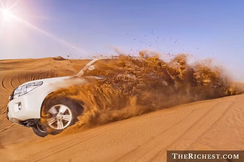 Đi xe vượt địa hình ở sa mạc Lahbab là trải nghiệm không thể bỏ lỡ đối với những người ưa cảm giác mạnh.