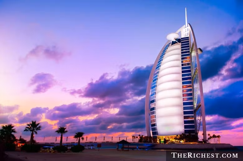 Burj Al Arab nằm trong số những khách sạng trọng bậc nhất thế giới. Mỗi phòng đơn trong khách sạn này được trang bị một chiếc iMac, nhiều tivi HD màn hình rộng, máy in, máy fax,... Chi phí tại khách sạn "sang chảnh" này rơi vào khoảng 2.500 USD một đêm.