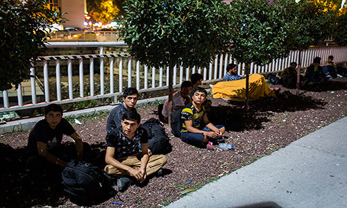 Một nhóm người Afghanistan ngồi chờ những kẻ buôn người ở thành phố Istanbul, Thổ Nhĩ Kỳ. Nhiều di dân bị mắc kẹt tại Thổ Nhĩ Kỳ vì họ không còn tiền để tiếp tục hành trình tới Châu Âu và trở thành những người vô gia cư trên đường phố Thổ Nhĩ Kỳ.