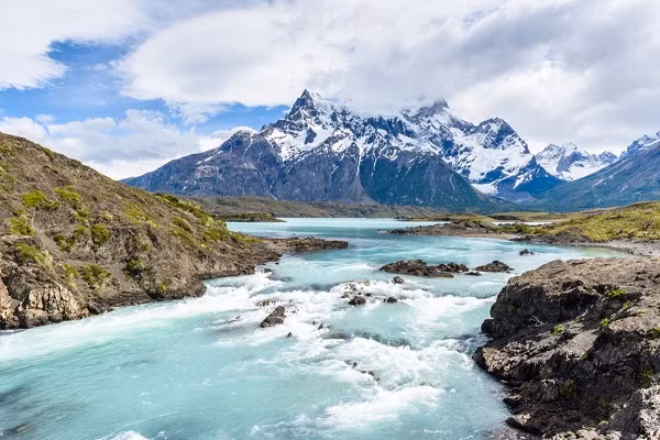 Vườn quốc gia Torres del Paine ở Chile với núi băng và đồng cỏ vàng,…chắc hẳn sẽ mang lại cảm giác thư giãn tuyệt vời cho du khách.