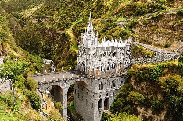Nhà thờ Santuario de Las Lajas ở Colombia được xây dựng trên một cây cầu đá giữa khung cảnh thiên nhiên hùng vĩ.