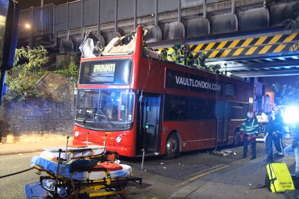 Khi đó, chiếc xe buýt hai tầng màu đỏ đã đâm vào một cây cầu đường sắt ở thủ đô London. Ảnh: RT.