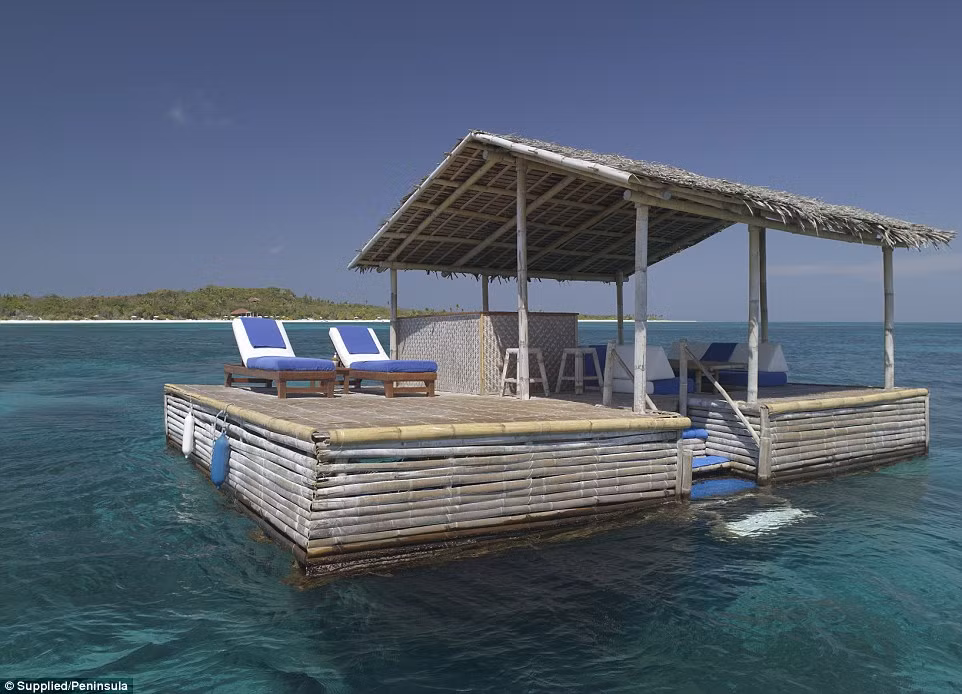 Một "quán bar" nổi phục vụ cho du khách tụ tập bạn bè hay tắm nắng. Ảnh: Supplied/Peninsula.