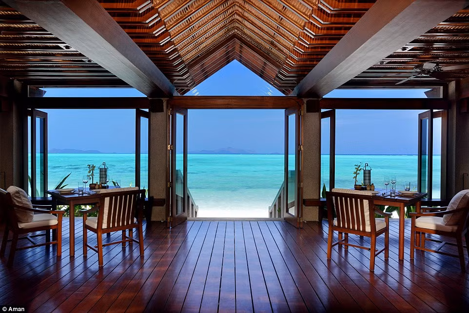 Bữa sáng được phục vụ trong câu lạc bộ Lagoon. Du khách có thể vừa ngắm biển vừa thưởng thức cà phê và những món ăn hấp dẫn. Ảnh: Aman.