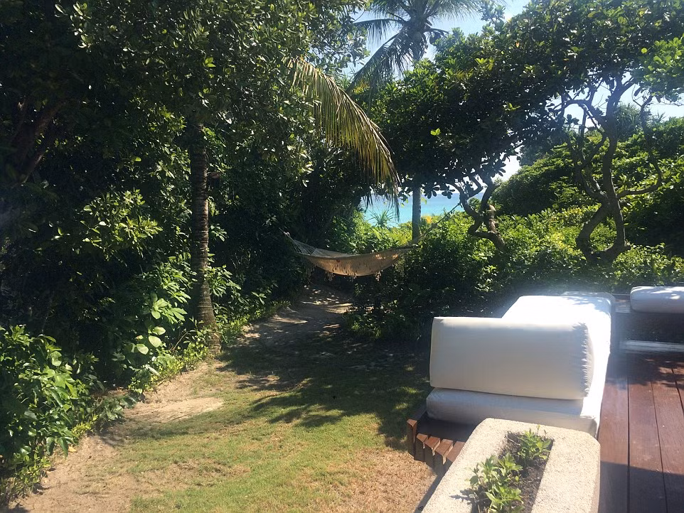 Một chiếc võng được mắc giữa rừng cây xanh mát trong khu nghỉ dưỡng. Ảnh: Daily Mail.