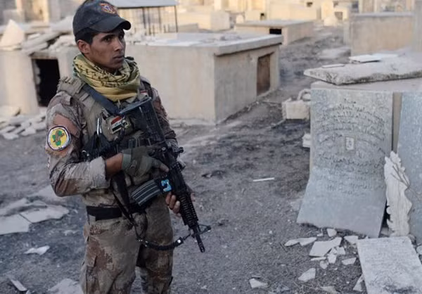 Các binh sĩ quân đội Iraq đã phát hiện một kho vũ khí của tổ chức khủng bố IS ở thị trấn Karemlash mới được giải phóng, cách Mosul khoảng 30 km về phía đông nam.