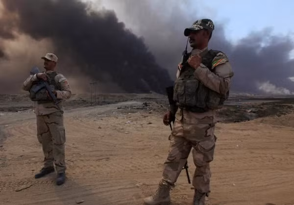 Khói đen bốc lên ở khu vực xảy ra cuộc giao tranh giữa các lực lượng Iraq và tổ chức khủng bố IS.