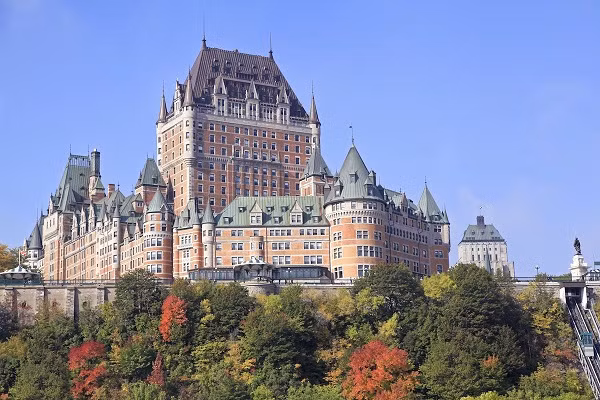 Khách du lịch có thể ở trong khách sạn Chateau Frontenac hoành tráng của Quebec.