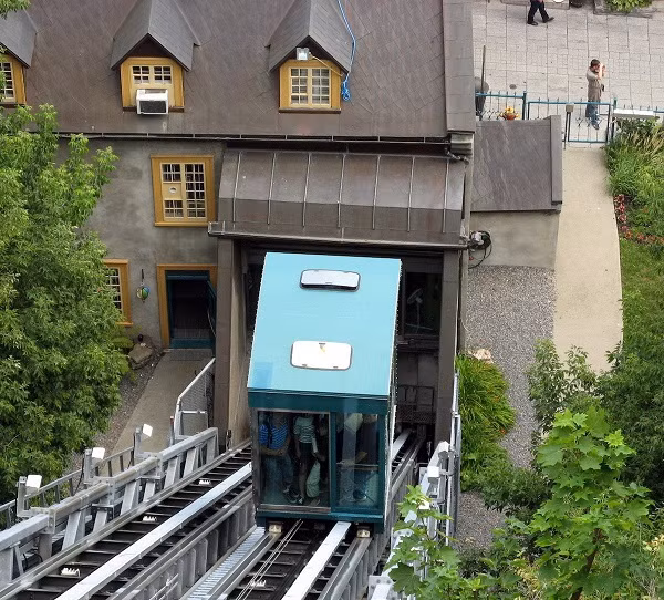 Tuyến đường sắt Old Quebec Funicular giúp người dân địa phương và du khách có thể lên tới những ngọn đồi trong thành phố từ năm 1879.