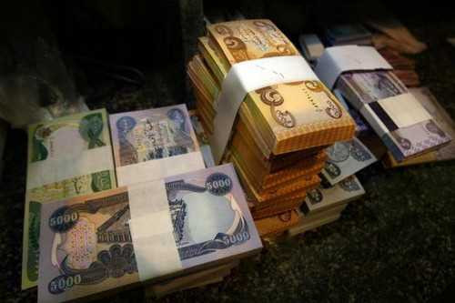 Khác với các nhóm nổi dậy được nước ngoài tài trợ, phiến quân IS tự kiếm tiền. Nguồn thu của nhóm khủng bố này chủ yếu từ việc bán dầu mỏ ở những khu vực mà chúng chiếm đóng. Ảnh: WL.