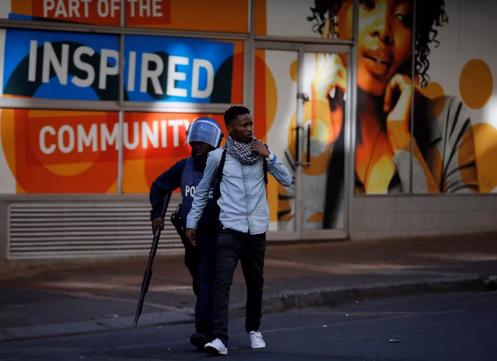 Một sinh viên biểu tình bị bắt giữ ở Johannesburg.