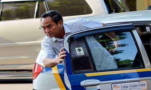 Thứ trưởng Nguyễn Hữu Chí tới nơi làm việc bằng taxi sáng 3/10. Ảnh: Tiến Tuấn.