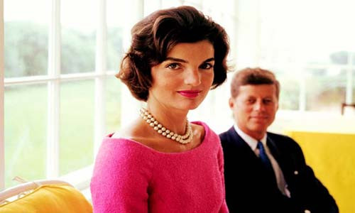 Jacqueline Kennedy, phu nhân tổng thống John F. Kennedy, từng là một biểu tượng thời trang của phụ nữ Mỹ. Vào những ngày cuối cùng còn ở Nhà Trắng, bà Jacqueline đã gửi một lá thư ngoại giao cho Tổng bí thư đảng Cộng sản Liên Xô lúc đó, Nikita Sergeyevich Khrushchyov, bày tỏ mong muốn ông sẽ tiếp tục nỗ lực thúc đẩy hòa bình, điều mà chồng bà theo đuổi lúc sinh thời. Ảnh: jrbenjamin.