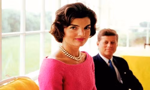 Jacqueline Kennedy, phu nhân tổng thống John F. Kennedy, từng là một biểu tượng thời trang của phụ nữ Mỹ. Vào những ngày cuối cùng còn ở Nhà Trắng, bà Jacqueline đã gửi một lá thư ngoại giao cho Tổng bí thư đảng Cộng sản Liên Xô lúc đó, Nikita Sergeyevich Khrushchyov, bày tỏ mong muốn ông sẽ tiếp tục nỗ lực thúc đẩy hòa bình, điều mà chồng bà theo đuổi lúc sinh thời. Ảnh: jrbenjamin.