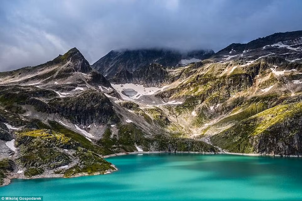 Hàng nghìn du khách trả tiền để được trải nghiệm cảm giác đi trên con đường này khi nó được mở cửa trong khoảng thời gian từ tháng 5 đến tháng 10.