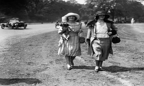 Hai cô gái Anh đi dạo trong công viên Hyde Park hồi đầu những năm 1920.