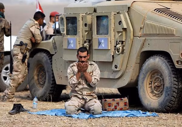 Một binh sĩ cầu nguyện trên chiến trường. Ảnh: FNA.