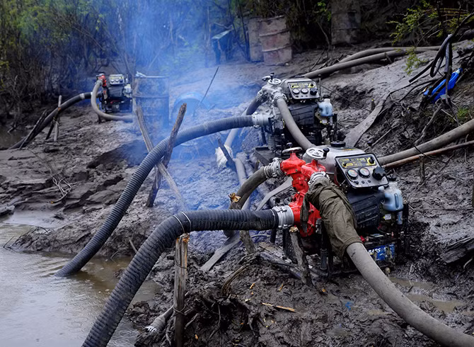 Những chiếc bơm vốn được sử dụng trong hoạt động cứu hỏa xả khói vào không khí khi hút nước từ sông.