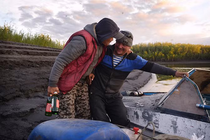 Hai thợ săn ngà voi này chuẩn bị lên thuyền trở về thị trấn.