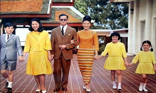 Quốc vương Thái Lan Bhumibol Adulyadej vừa qua đời hôm 13/10 ở tuổi 88. Ông kết hôn với Hoàng hậu Sirikit năm 1950. Họ có 4 người con và 12 người cháu. Ảnh: Hoàng gia Thái Lan.