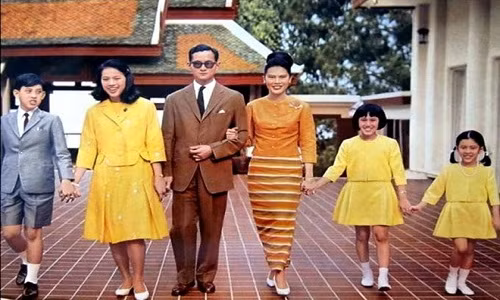 Quốc vương Thái Lan Bhumibol Adulyadej vừa qua đời hôm 13/10 ở tuổi 88. Ông kết hôn với Hoàng hậu Sirikit năm 1950. Họ có 4 người con và 12 người cháu. Ảnh: Hoàng gia Thái Lan.