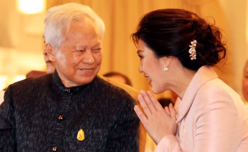 Tướng Prem trong một bức ảnh chụp cùng cựu Thủ tướng Thái Lan Yingluck Shinawatra (phải). Nguồn: nationmultimedia.
