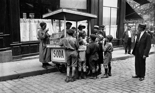 Những em nhỏ mua kem ở một xe hàng trên đường phố Paris năm 1925.