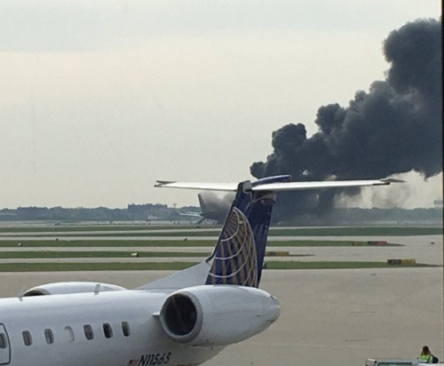 Theo FAA, máy bay đang chuẩn bị cất cánh thì bị nổ lốp. Tuy nhiên, người phát ngôn của hãng hàng không American Airlines Tony Molinaro nói rằng máy bay gặp trục trặc kỹ thuật. Ảnh: RT.