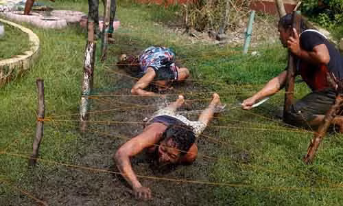 Bài tập bò qua vũng bùn nằm trong chương trình phục hồi chức năng do chính quyền San Fernando tổ chức.