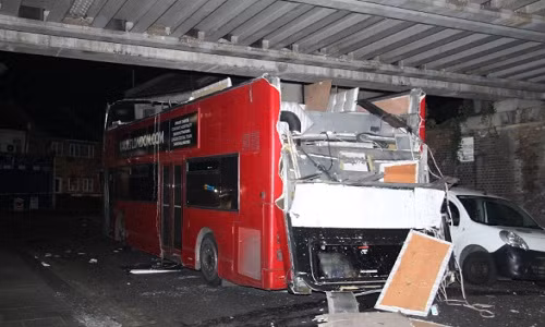 Chiếc xe buýt được cho là thuộc về một công ty giải trí và sự kiện. Ảnh: RT.