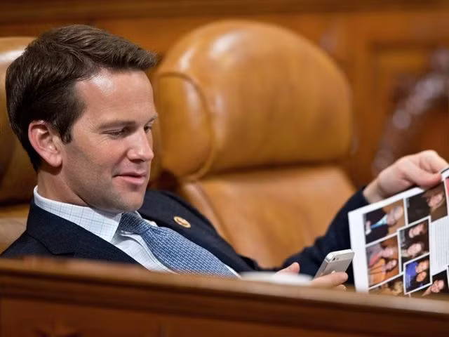 Phong cách thời trang của Aaron Schock, một chính trị gia người Mỹ, luôn thu hút sự chú ý của mọi người.