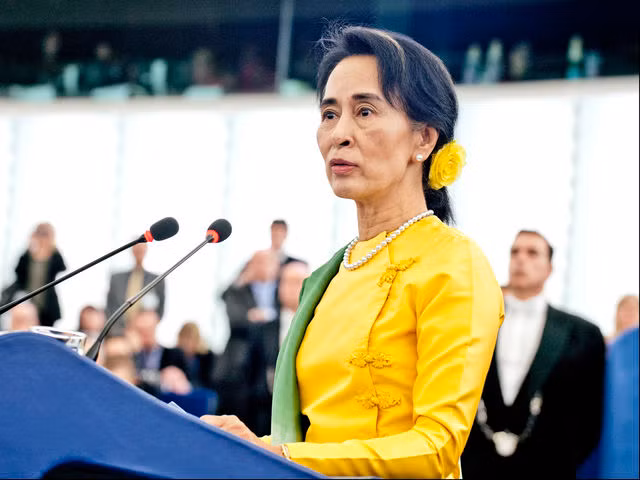 Lãnh đạo Đảng Liên minh Quốc gia vì Dân chủ (NLD) Aung San Suu Kyi cũng mang một phong cách thời trang gây ấn tượng.