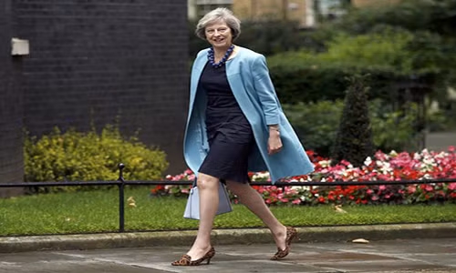 Những bộ trang phục và giày cao gót của Thủ tướng Anh Theresa May luôn gây ấn tượng. Phong cách thời trang tinh tế phần nào giúp “bà đầm thép” thứ hai của nước Anh luôn tự tin và đạt được thành công trong công việc.