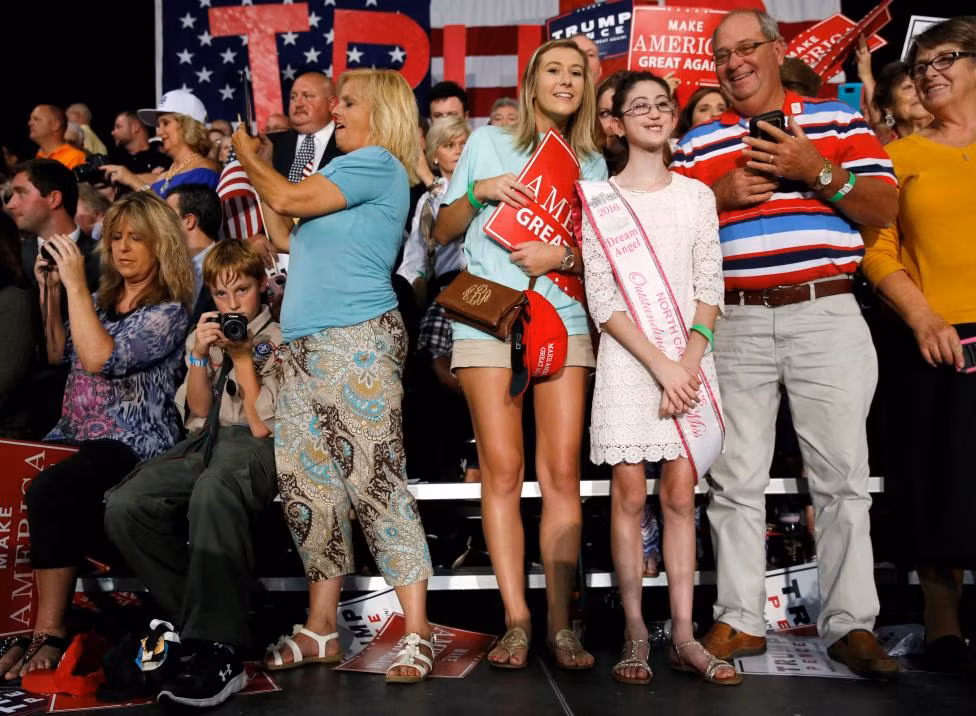 Những người ủng hộ hào hứng chờ ông Trump bước lên sân khấu trong cuộc vận động tranh cử tại Kenansville, Bắc Carolina, ngày 20/9/2016.